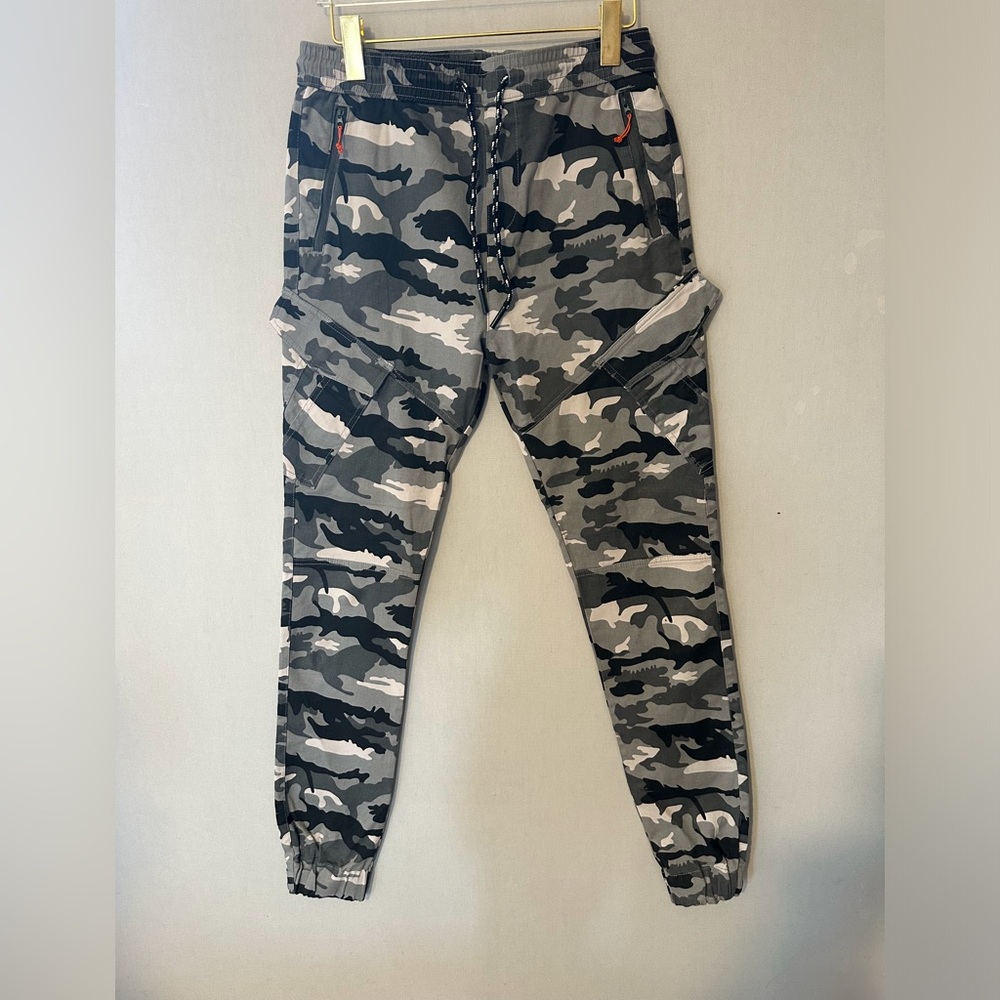 Across The Pond Women's Gray Camouflage Cargo Pants. Size M Good used condition